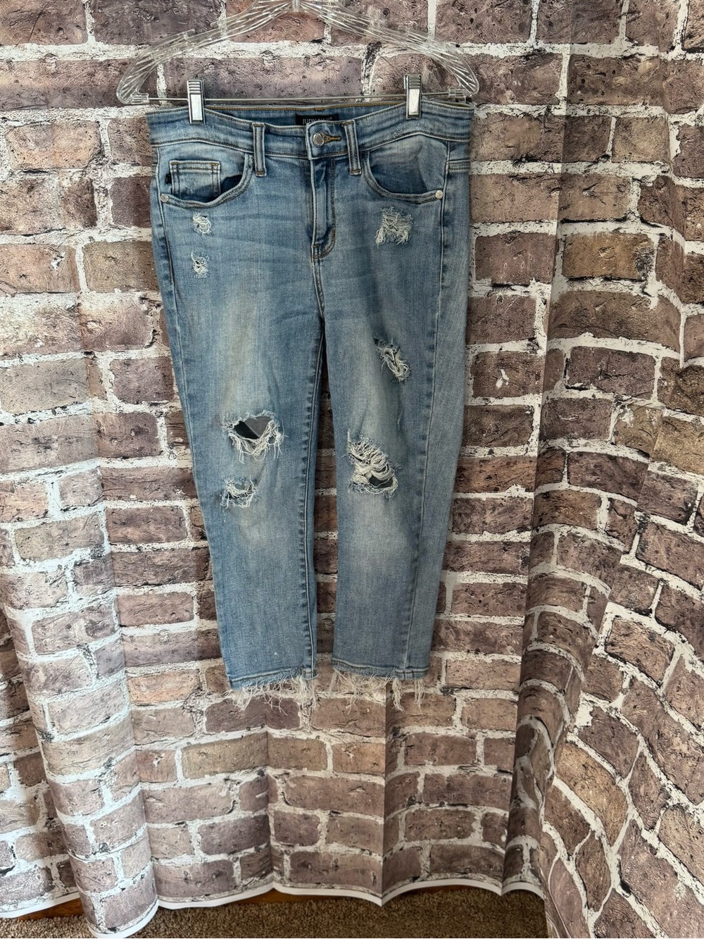 Judy Blue Capri Jeans Women’s 5/27 Light Wash Distressed Ripped Raw Hem Stretch